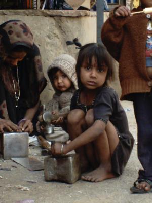 ni&ntilde;os haciendo de mayores
